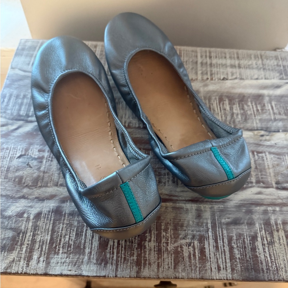 Step out in style in these metallic Tieks size 11 ballet flats.